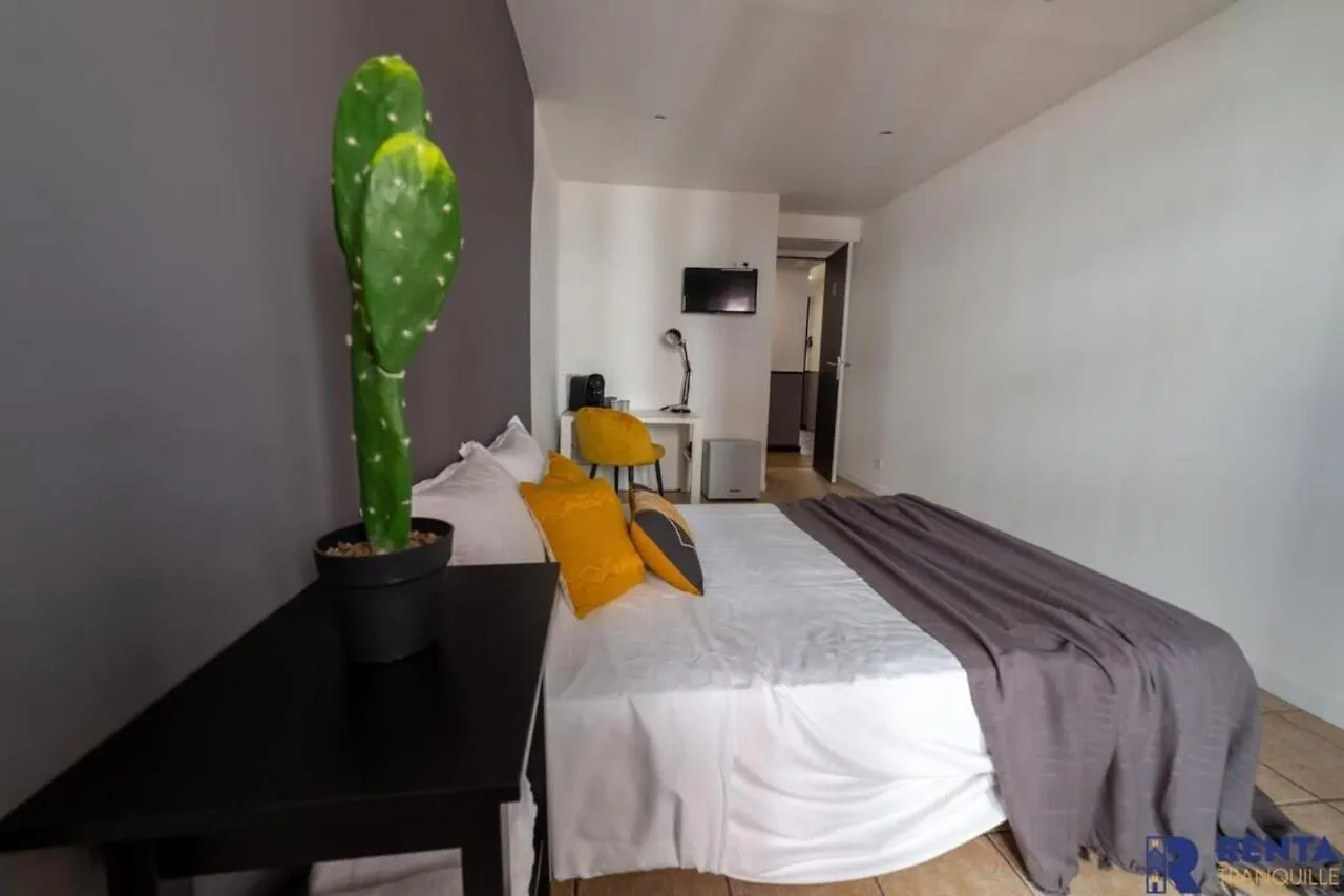 Appartement Chambre 2 René CASSINBalconWIFIMini-frigoTV à Nice France
